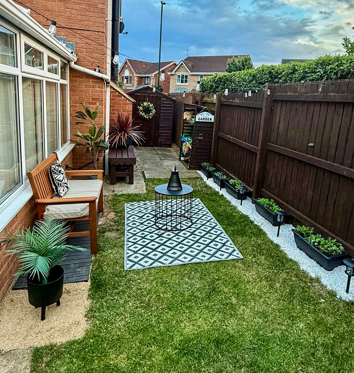 Jacxdad3376's tweet photo. Remember me chatting about the dead space we had, me and Julie spent a few hours and weโve transformed it to our Mediterranean courtyard.
#Titchmarsh
#Dimmock https://t.co/xp9PMlNtpY