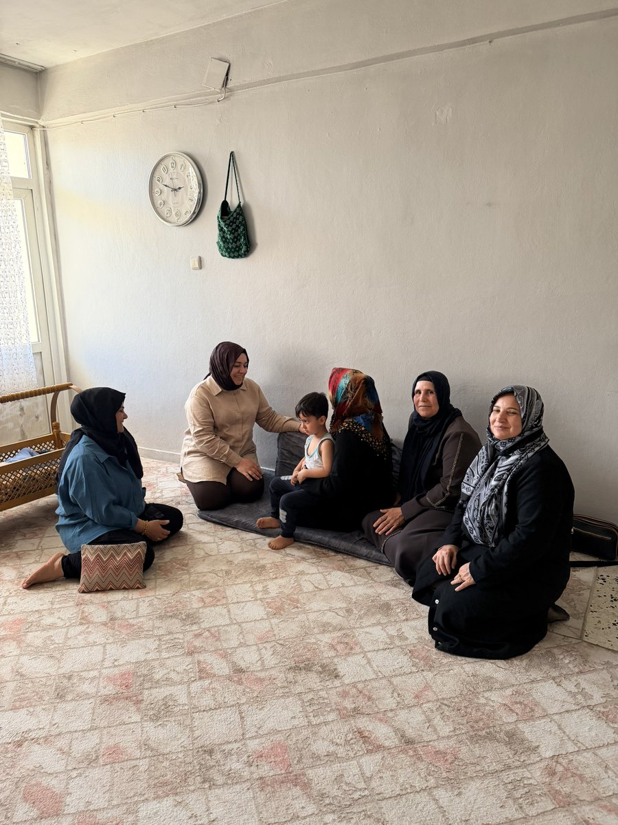 AkHaliliyeKadin's tweet photo. 🏡 Gönüllere Dokunmaya Devam Ediyoruz 🤍

📍 Yeşildirek Mahallesi

AK Parti Haliliye İlçe Kadın Kolları Başkanımız Fatma Ocak, İlçe Koordinatörümüz Hamide Hatun Cünnük ve Yönetim Kurulu Üyelerimizle birlikte Yeşildirek Mahallemizde hemşehrilerimizi ziyaret ettiler.

Gönül kapılarını bizlere açan kıymetli ailemizle hasbihâl ederek taleplerini dinlediler. Birlik, dayanışma ve samimiyetle vatandaşlarımızın yanında olmaya, gönüllere dokunmaya devam ediyoruz.

#AKParti #AKKadın #AKKadınHaliliye #Haliliye #Şanlıurfa #YeşildirekMahallesi #GönülZiyareti #VatandaşBuluşması #TürkiyeYüzyılı #BirlikBeraberlik 

@RTErdogan @abuyukgumus @tugbaisikercan @tulaykaynarca @bybekirbozdag @Akparti @AKKADINGM @milhamigunbegi @ZehraAy063 @mbagmanci63 @fatmaocak0663 @MDOGANSALAR_TR @Hamidecnnk @akkadinsanlurfa  @AkHaliliiye  @akgenchaliliyee