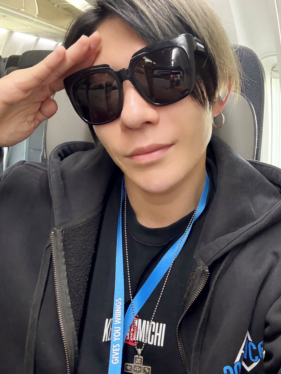 junjunmjgirly's tweet photo. これから日本に向けて帰ります！行きは人と一緒だったから安心だったけど帰りはガチ1人なのでトラブル無く帰れますように！

ちなみに現段階で飛行機めっちゃ遅れてます！乗り継ぎもあるから何とかなってくれー！

サングラスの中にちっちゃな俺いるのかわちいね！(ヤケクソのテンション) https://t.co/eVJyY0yySn