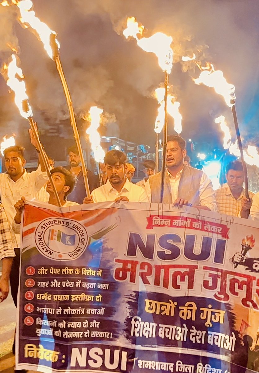 Parth__INC's tweet photo. विदिशा में NSUI जिला अध्यक्ष पार्थ रघुवंशी के नेतृत्व में आयोजित "छात्रों की गूंज–मशाल जुलूस" में छात्रों एवं युवाओं ने शिक्षा, रोजगार, किसानों के अधिकार, बढ़ते नशे और छात्र विरोधी नीतियों के विरोध में एकजुट होकर अपनी आवाज़ बुलंद की।
 #MPNSUI #ChhatronKiGoonj #JusticeForStudents https://t.co/f2pWRULyD6