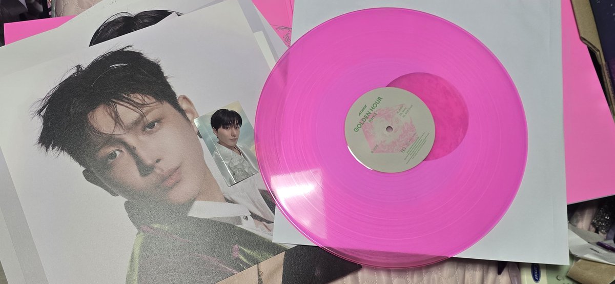 WaveOfAugusteez's tweet photo. LP는 예뿐데
내 포카는 히발 왜 접혀오셨나요 https://t.co/yV1dkk0lvz
