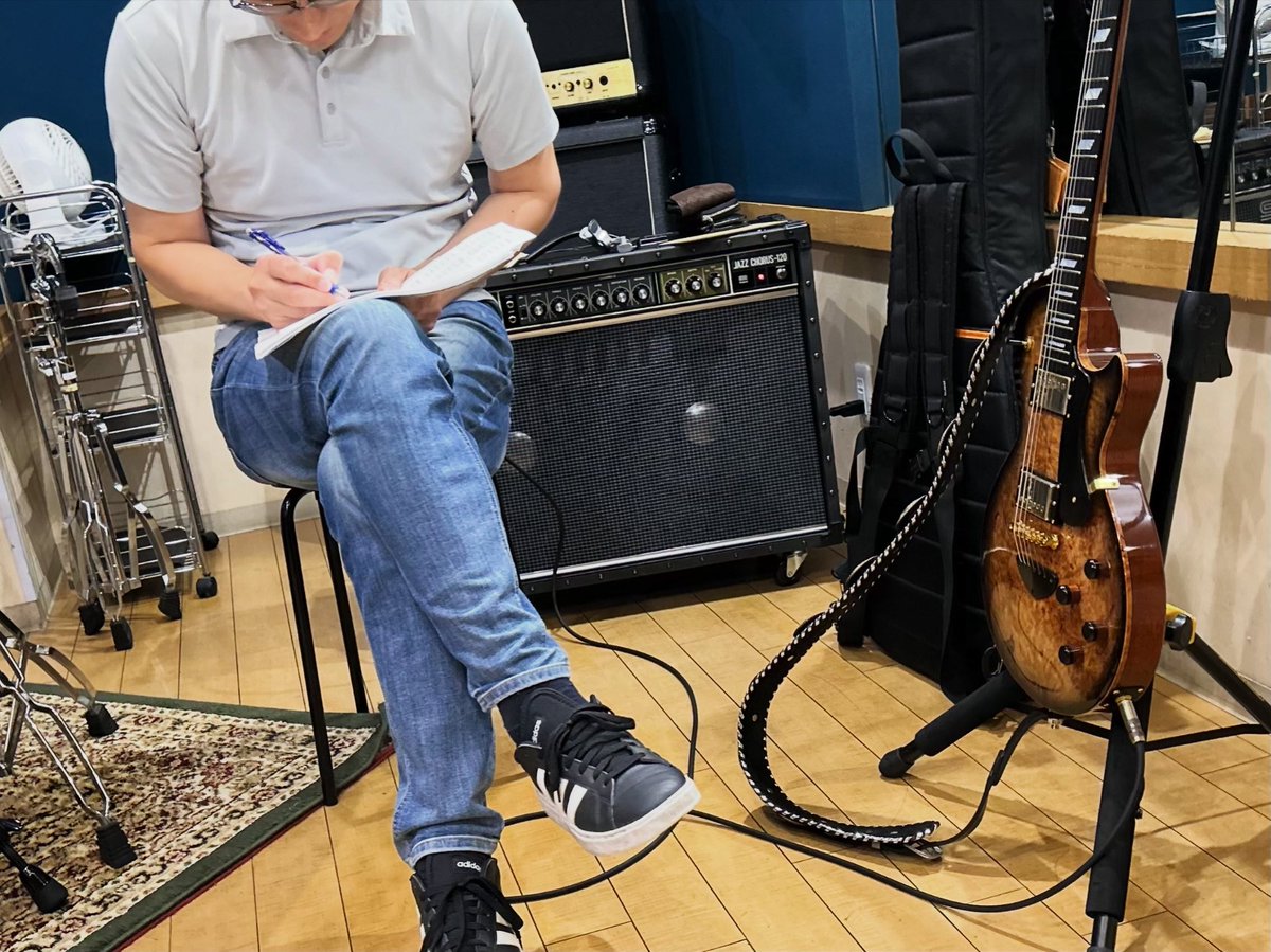 gsmlessons's tweet photo. 本日のレッスンで、ガンガン弾けるがスケール・チェンジに若干苦労している生徒さんと運指の「筆記テスト」を行なってみました。
このような形でのトレーニングはスケールを切り替えながらのアドリブ・ソロなどの向上に大きく貢献します。
生徒さん、確実に上達することでしょう。
@rds_motoyawata https://t.co/5h8FGeZvba
