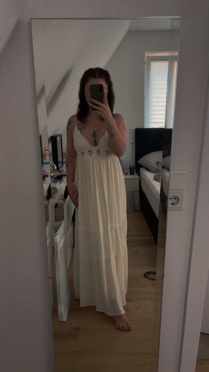 NovaElli's tweet photo. Göttin ist in Hamburg unterwegs wer spendiert das shopping
———
The goddess is out and about in Hamburg—who’s treating her to a shopping spree?

#findom #zahlschwein #paypig #zahlsklave #paypalpig https://t.co/JuN2CPuS5a