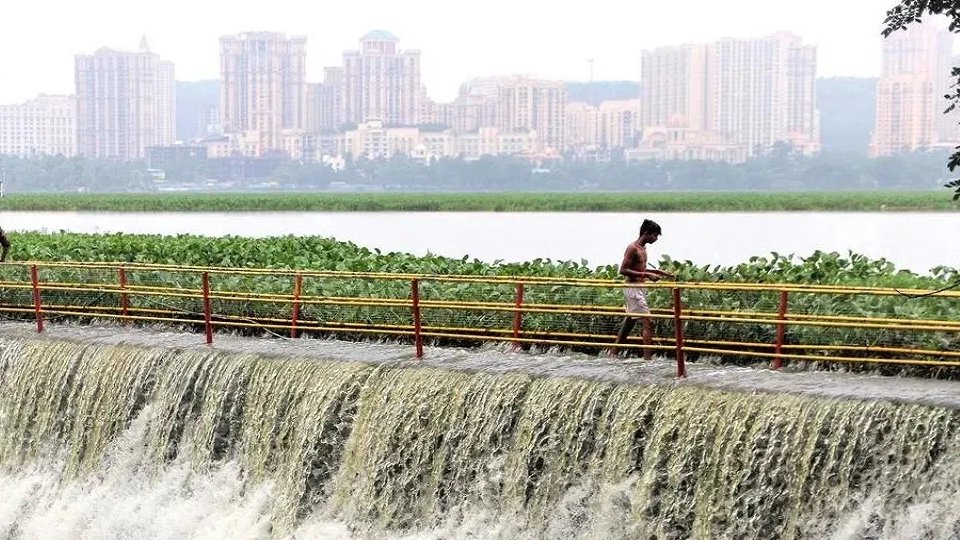 airnews_mumbai's tweet photo. #RainUpdate🌧️: मुंबईला पाणी पुरवणाऱ्या तलावांच्या पाणलोट क्षेत्रातही पाऊस सुरू आहे.
🏞️त्यामुळे शहराला पाणी पुरवणाऱ्या ७ तलावात सुमारे १ अब्ज लिटर इतका पाणी साठा वाढला आहे.
#MumbaiRains #Monsoon2026 #MaharashtraRain #WaterSecurity #BMCUpdates
@mybmc https://t.co/m9Tur7arRQ
