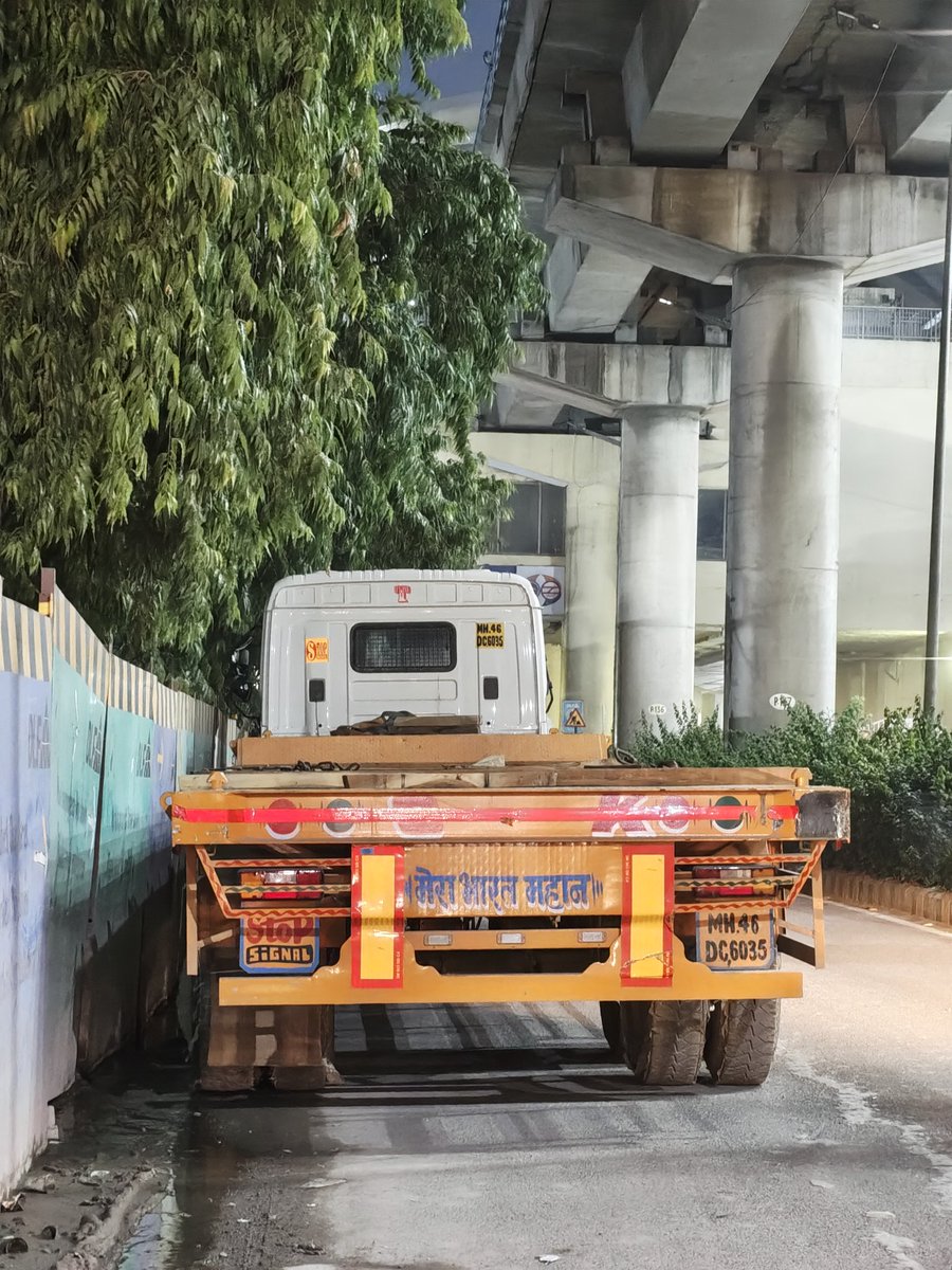 sagarcool742's tweet photo. Article 19(1)(d) (Right to Free Movement) 
Right to footpath is a human right ? 

The national capital itself isn't followed even remotely 

Location : Right infront of Moulsari Avenue metro station (Sector 24, Gurgaon)

@dtptraffic
@gurgaonpolice https://t.co/ppNoffH5oz