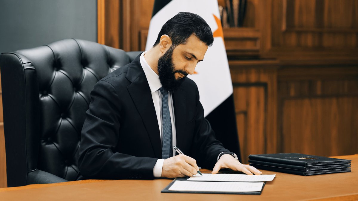 SariCaesar's tweet photo. @Nath_limited_ed سيدي وولي أمري أحمد الشرع
الي بيشوفه مناسب نحنا معاه
مابيهمنا ما يقوله العبيد والعملاء
قلهم القيل والقال ولنا الأفعال✊
رفعت الأقلام وجفت الصحف✍️✋ https://t.co/fTc5Ic2BZk