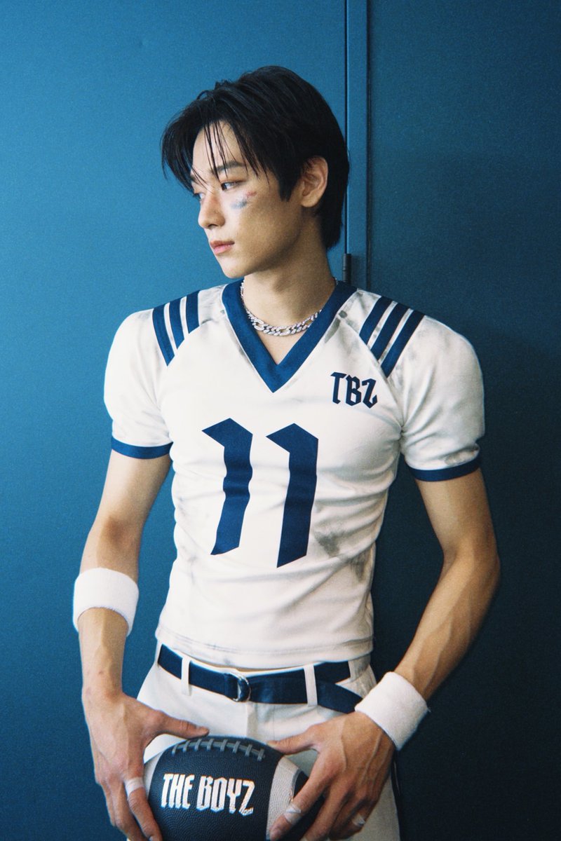 dailyljy's tweet photo. juyeon was featured on our log magazine’s instagram post about ‘male idols with 200% bad-boy charm who look like they’d reject you at first glance’ 📸

“cold, piercing eyes, a carefree aura, and even styling that looks effortlessly put together.”

#JUYEON #주연 #더보이즈 https://t.co/8IYZH8BuK9