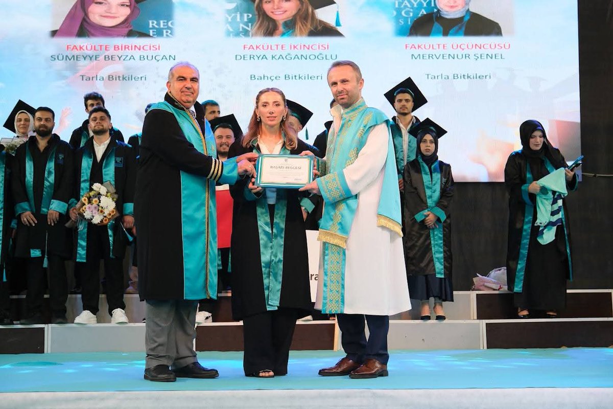 makbuluttr's tweet photo. Recep Tayyip Erdoğan Üniversitesi olarak mezunlarımızı törenle uğurlad��k. Ziraat Fakültemiz ve diğer birimlerden mezun olan tüm öğrencilerimizi tebrik eder, mesleki hayatlarında başarılar dileriz.🇹🇷🇹🇷🇹🇷 https://t.co/wKDZFBLeXJ