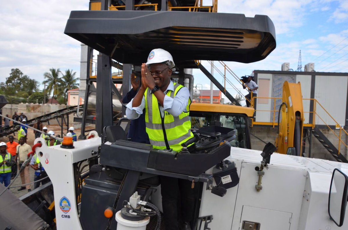 mozinforma's tweet photo. ‼️O Presidente do Conselho Municipal da Beira, inaugurou na manhã desta quarta-feira, a nova Central de Betão Asfáltico, uma infraestrutura com capacidade de produção de 80 mil m3/hora, destinada a reforçar a capacidade do Município na reabilitação e construção de vias. https://t.co/tbzXcSL5sB
