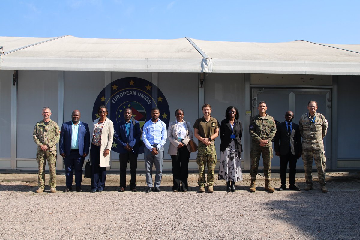 EUMAMMozambique's tweet photo. Today, #EUMAMMOZ held a coordination meeting with the Ministry of National Defence, #UNICEF, the Dallaire Institute, #IOM and the #ICRC
The meeting focused on gender, human rights, child protection and civil-military cooperation, strengthening coordination in support of the #FADM https://t.co/CsYrFlZBmH