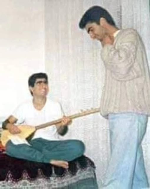 Dede38__'s tweet photo. Fotoğrafta saz çalan Serkan, 19 yaşında. Ayakta gülümseyen de ağabeyi Serdar, o da 21 yaşında İkisi de 93'ün 2 Temmuz'unda Madımak'taydı. Serkan öldürüldü, Serdar öldü sanılarak morga kaldırıldı. Ailesine teslim edilirken tesadüfen yaşadığı anlaşıldı ve 15 gün Ankara'da yoğun bakımda kaldı.
Dava avukatlarından birinin o an için söyledikleri: "Kim ne anlatırsa anlatsın, isterse ciltlerce kitap yazılsın, oğullarından birinin yaşadığını öğrenen o babanın attığı çığlığı, yüzünün bir tarafı salya sümük ağlarken, bir tarafının nasıl kahkaha attığını kimse tarif edemez. İşte SİVAS oydu."
#unutMADIMAKlımda