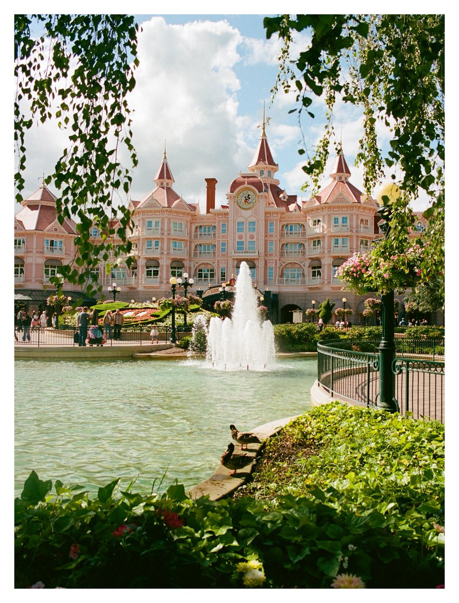 somewareatdiz's tweet photo. Disneyland Paris on 35mm film 🎞️ https://t.co/ObTvJATFoR