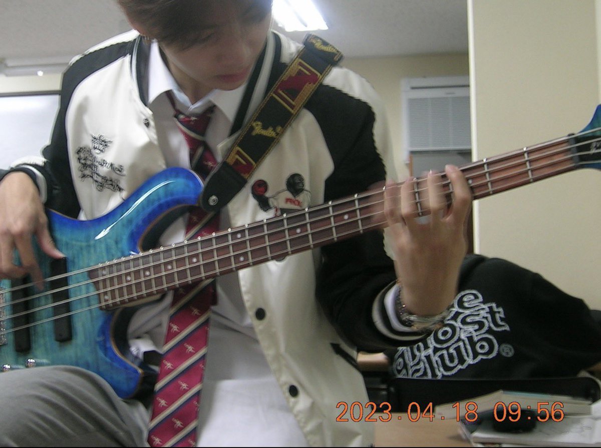 wyawoon's tweet photo. 260701 Woochan Day Off

🐶: He shared a photo when he was learning to play the bass in high school https://t.co/IaCG65pAEX