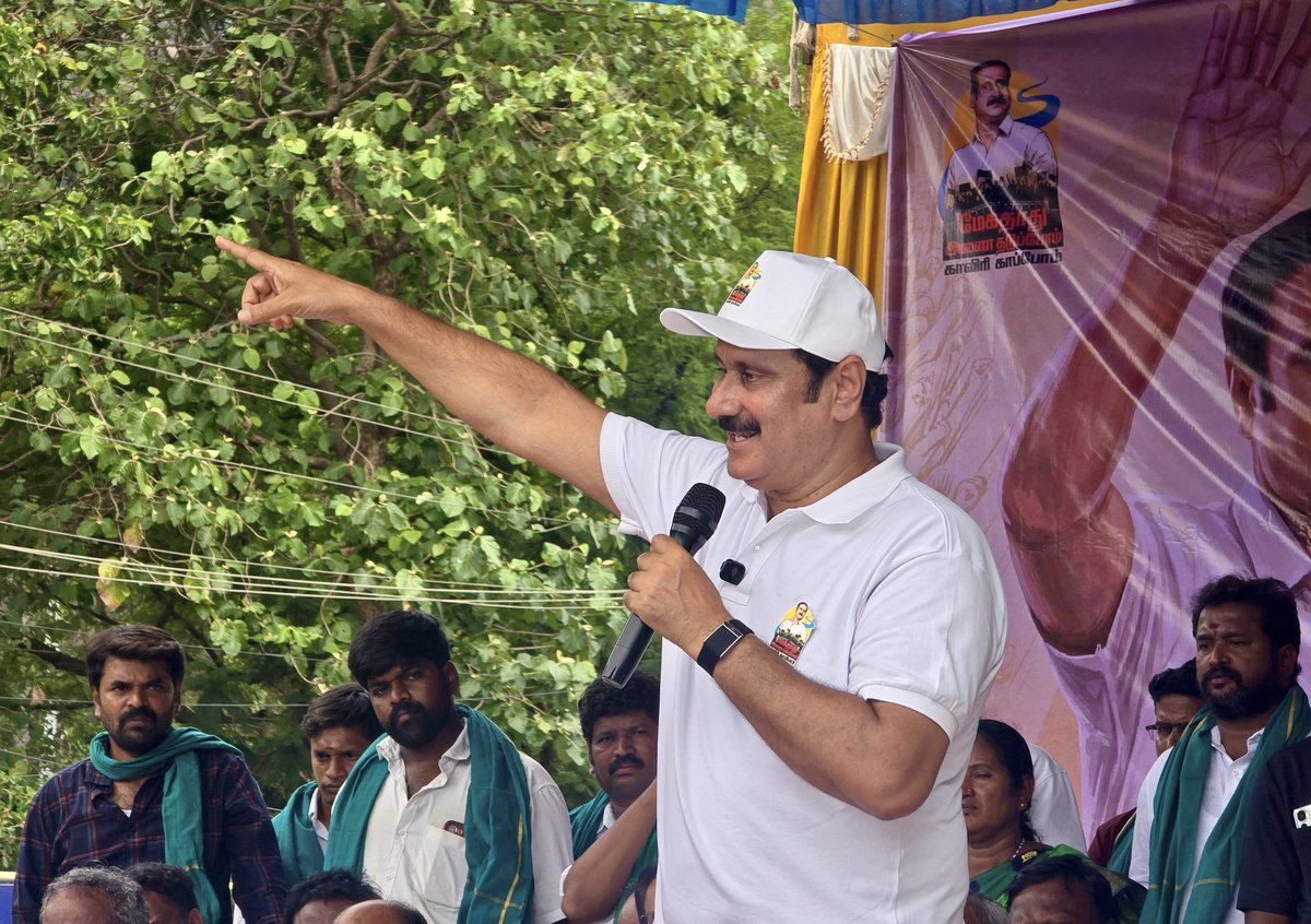 draramadoss's tweet photo. கர்நாடகத்தில், காவிரியின் குறுக்கே மேகதாதுவில் அணை கட்ட நினைக்கும் கர்நாடக அரசை கண்டித்தும், இத்திட்டத்தை முழுமையாக கைவிட வலியுறுத்தியும், பிலிகுண்டுவில் இருந்து பூம்புகார் வரை நடைபெறும் நான்கு நாட்கள் பயணத்தில், ஒகேனக்கலில்  விழிப்புணர்வு பரப்பரையை தொடங்கி, பொதுமக்களுக்கு துண்டு பிரசுரங்கள் வழங்கி, பிரச்சாரம் செய்த போது.!

இந்நிகழ்ச்சியில் தருமபுரி சட்டமன்ற உறுப்பினரும், பசுமைத் தாயகம் தலைவருமான முனைவர் சௌமியா அன்புமணி MLA மற்றும் பல்வேறு விவசாய சங்க நிர்வாகிகள் உள்ளிட்ட ஏராளமானோர் பங்கேற்றனர்.

#காவிரிகாப்போம்
#மேகதாதுஅணைதடுப்போம்

#CauveryKappom
#MekedatuAnaiThaduppom #MekadatuRally #CauveryRights #TamilNadu #PMK