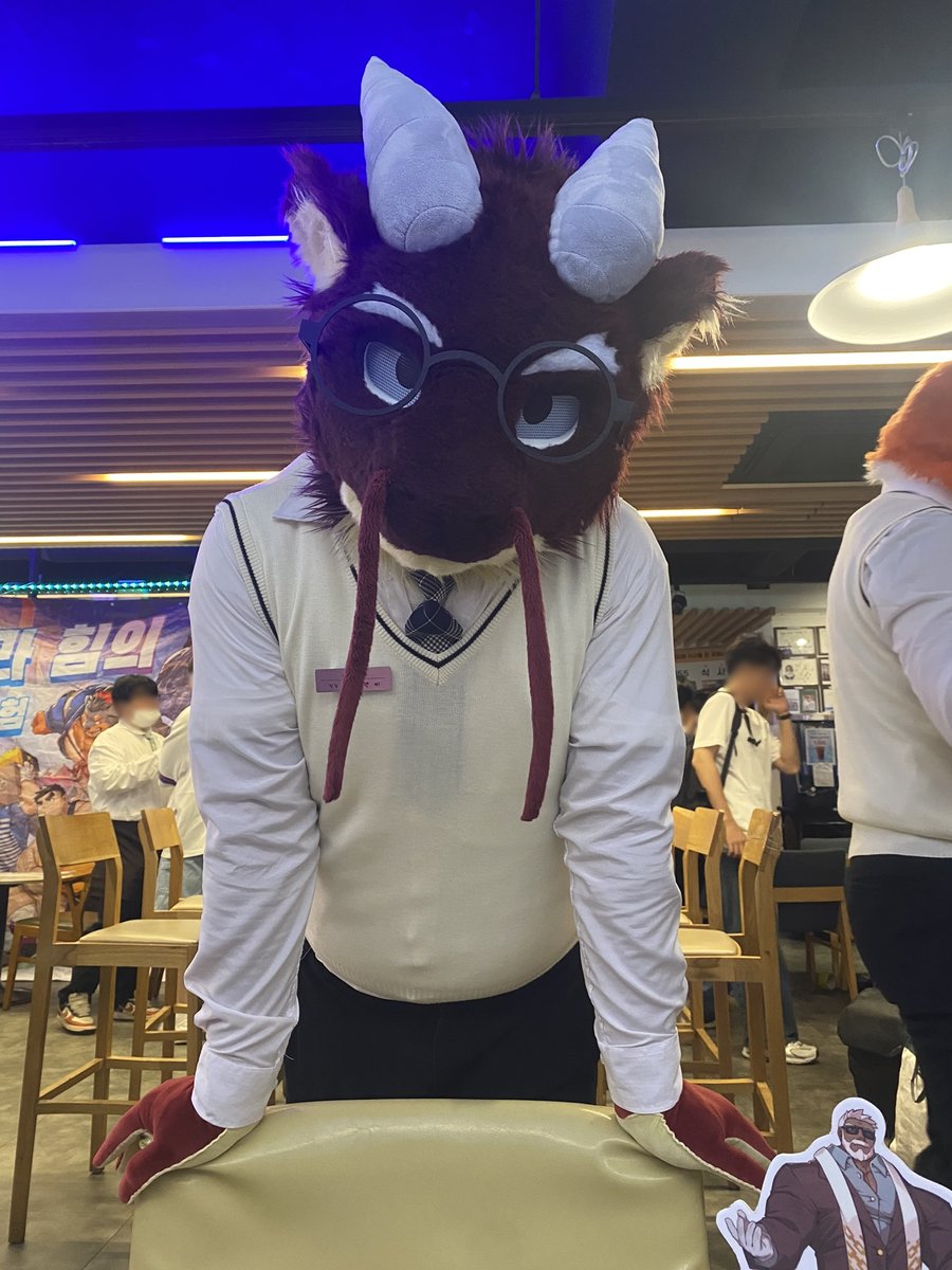 Flouran_wolf's tweet photo. 우선은 동아리 주인장이자 1부 게스트였던 오백비 님!
제가 굿즈 관련해서 뭔가를 착각한 바람에, 바쁘신 와중에 번거롭게 만들어버려서 죄송했어요오..!

그리고 2부 게스트지만 아침부터 와서 볼 기회가 있었던 나요!
오랜만에 봐도 여전히 귀여웠습니다~

등장한 분들: 오백비 님, 나요 님 https://t.co/tDY50Fry0l