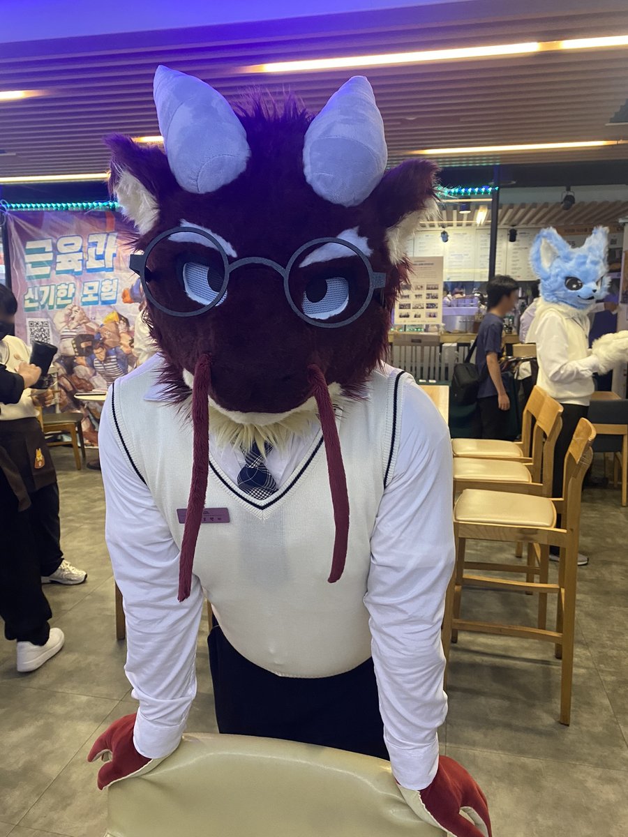 Flouran_wolf's tweet photo. 우선은 동아리 주인장이자 1부 게스트였던 오백비 님!
제가 굿즈 관련해서 뭔가를 착각한 바람에, 바쁘신 와중에 번거롭게 만들어버려서 죄송했어요오..!

그리고 2부 게스트지만 아침부터 와서 볼 기회가 있었던 나요!
오랜만에 봐도 여전히 귀여웠습니다~

등장한 분들: 오백비 님, 나요 님 https://t.co/tDY50Fry0l