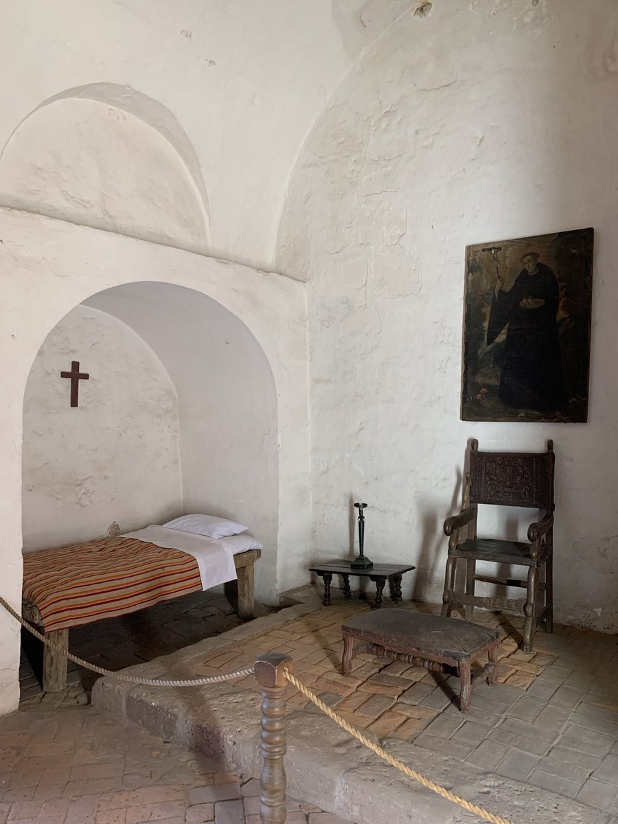 eclixpse_'s tweet photo. igualzinho o quarto das freiras do monastério que fui no peru https://t.co/txDNc4iZni