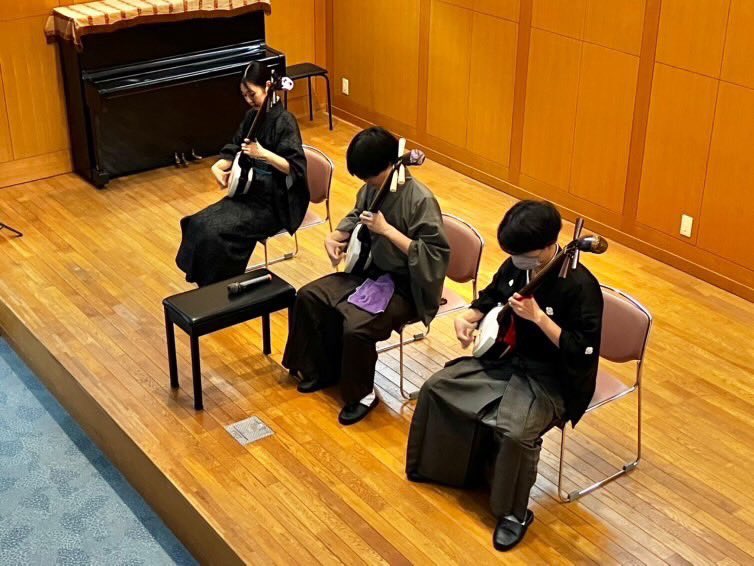 keio_otoha's tweet photo. 6月21日（日）
先日、養護老人ホーム白寿荘様よりご依頼をいただき、演奏させていただきました
3人という少数精鋭のメンバーで、合奏、独奏、掛け合いなどで、民謡から現代曲まで幅広いジャンルの曲をお届けしました
ありがとうございました https://t.co/c2nQve6jUi