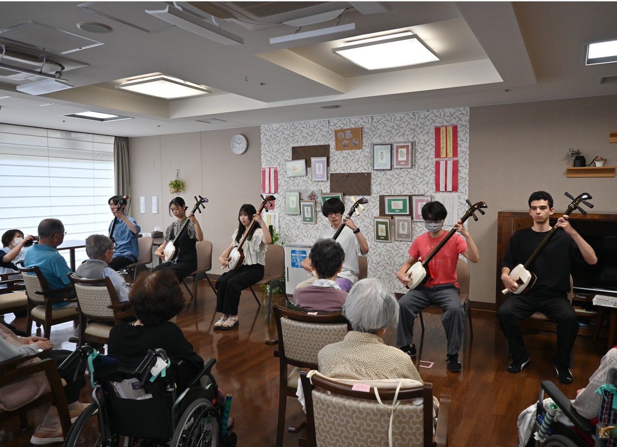 keio_otoha's tweet photo. 6月21日（日）
先日、養護老人ホーム白寿荘様よりご依頼をいただき、演奏させていただきました
3人という少数精鋭のメンバーで、合奏、独奏、掛け合いなどで、民謡から現代曲まで幅広いジャンルの曲をお届けしました
ありがとうございました https://t.co/c2nQve6jUi