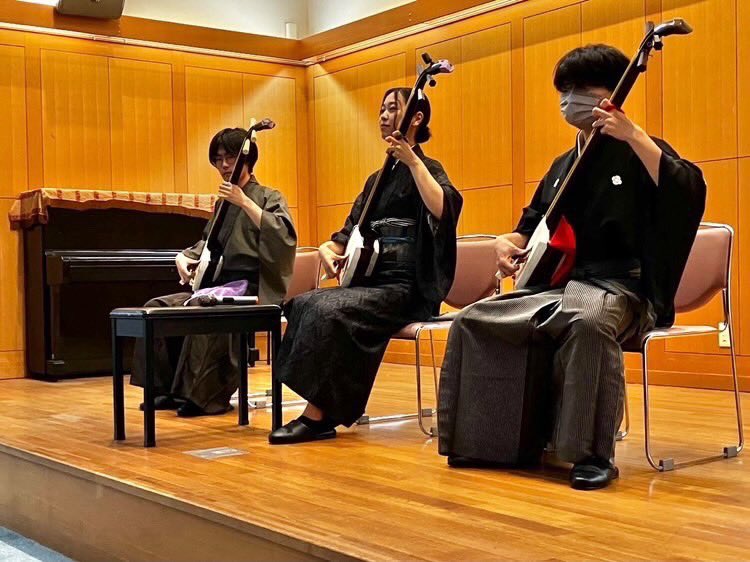 keio_otoha's tweet photo. 6月21日（日）
先日、養護老人ホーム白寿荘様よりご依頼をいただき、演奏させていただきました
3人という少数精鋭のメンバーで、合奏、独奏、掛け合いなどで、民謡から現代曲まで幅広いジャンルの曲をお届けしました
ありがとうございました https://t.co/c2nQve6jUi