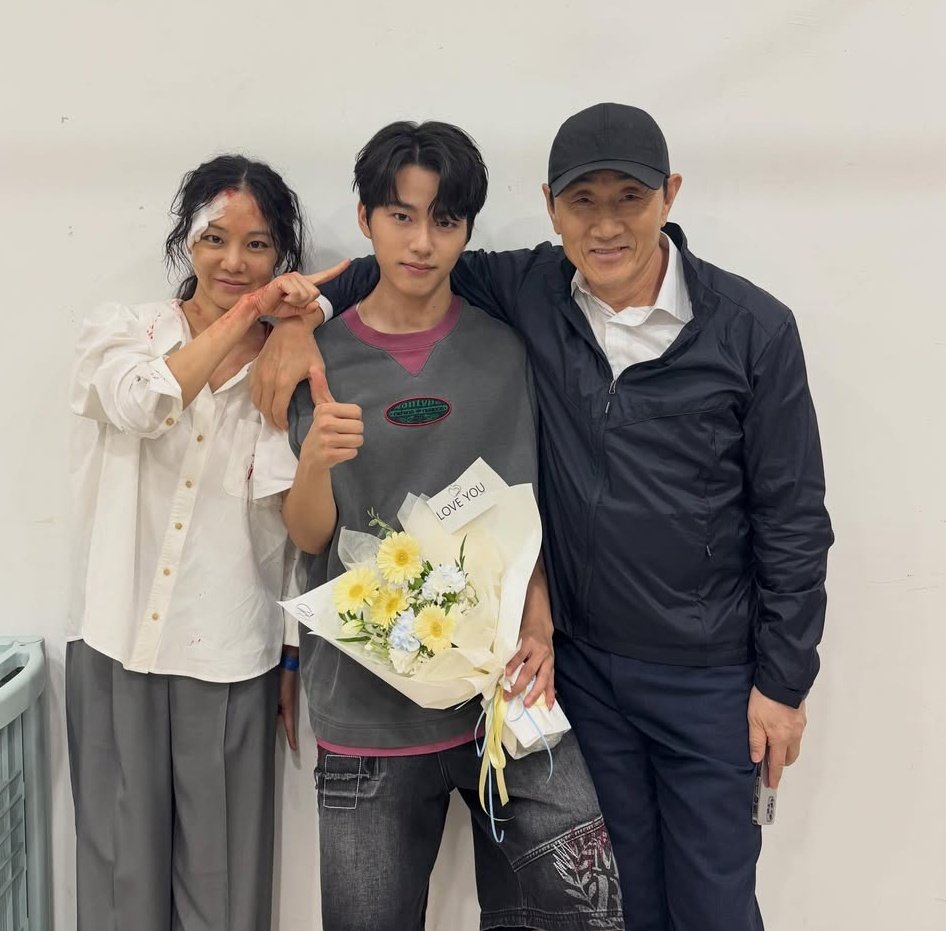 Salmonahan's tweet photo. 본인 취향이 아닐게 자명한 무지 모자 너무 감동적이네요
#허준호 #맨끝줄소년 https://t.co/JqgSpXKwXR
