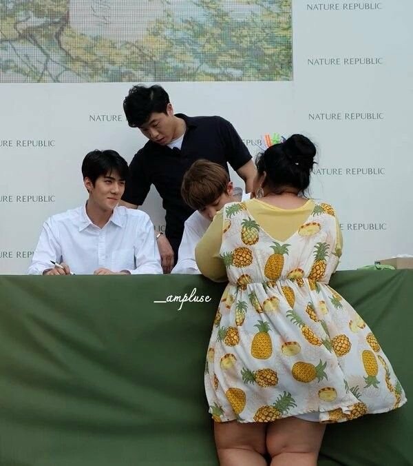 Bitchmyeon's tweet photo. Time to time i think about these pictures of sehun admiring a fan who (allegedly) got bullied at the fansign https://t.co/ywJtpKdRz8