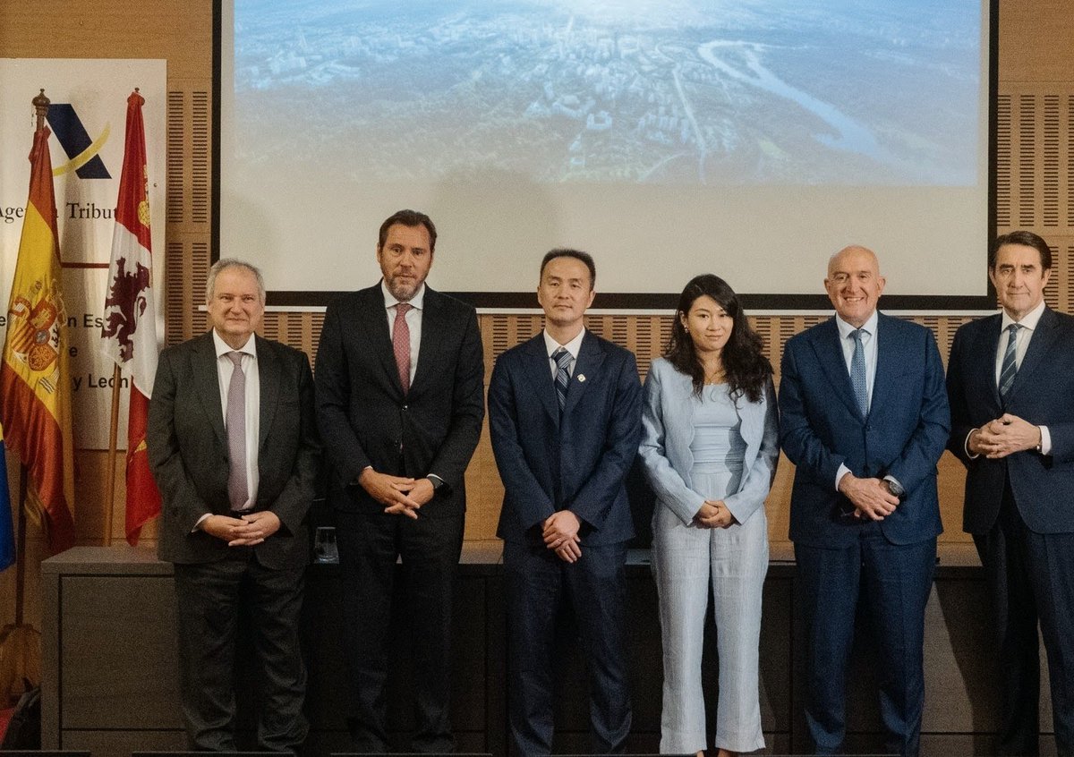 Valladolid_Gob's tweet photo. 🔋Jacinto Canales, asiste a la presentación del proyecto de la megafactoría de baterías para vehículos eléctricos de #Gotion, han participado los ministros de @minturgob y @transportesgob
🏭 El proyecto, con una inversión inicial de 1.000M de €, recibirá 138M de € del PERTE https://t.co/FTYJnDto1v