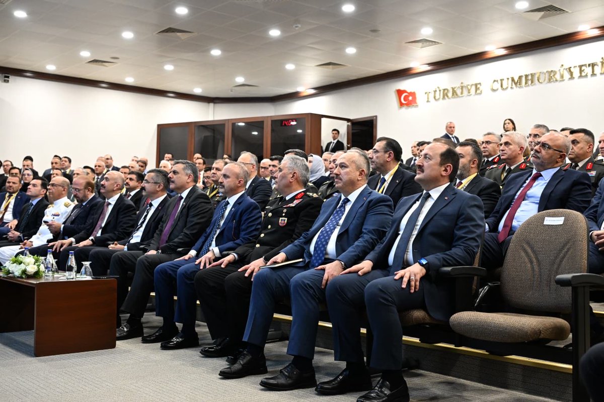 EmniyetGM's tweet photo. Emniyet Genel Müdürümüz Sayın Ali Fidan, Millî Güvenlik Konferansları kapsamında düzenlenen ve İçişleri Bakanımız Sayın Mustafa Çiftçi’nin hitap ettiği, “Huzurun Yüzyılı” Hedefi Doğrultusunda Ülkemizin Organize Suç Örgütleriyle Mücadele Stratejisi konulu programa katılım sağladı.

Emniyet Genel Müdürlüğü olarak milletimizin huzurunu bozan, kamu güvenliğini tehdit eden organize suç şebekelerine karşı tavizsiz bir şekilde mücadelemizi sürdürüyoruz. 

Güçlü koordinasyon ve iş birliği içinde, suç örgütlerinin finansal kaynaklarını, iletişim ağlarını, lojistik imkânlarını ve operasyonel faaliyetlerini etkisiz kılmaya yönelik mücadelemize aralıksız devam ediyoruz.