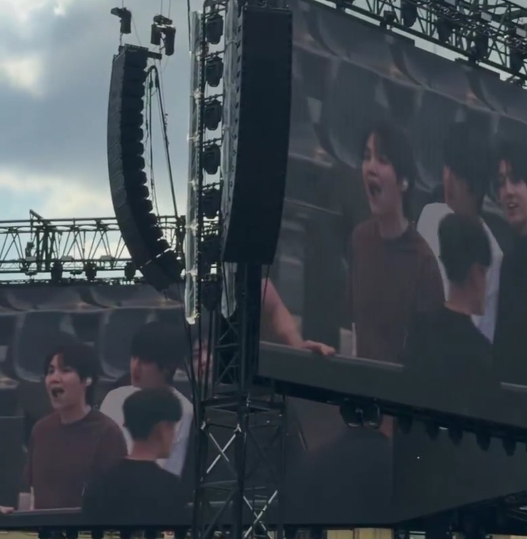 beetsuga_'s tweet photo. 😮 https://t.co/Wg83Dr2hjy