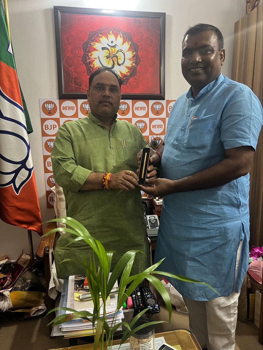 sureshsawgrd's tweet photo. @BJP4Jharkhand के संगठन महामंत्री आदरणीय @bjpkarmveer जी के जन्मदिन पर आज प्रदेश कार्यालय रांची में मिलकर बधाई एवं शुभकामना दिए ।
बाबा बैद्यनाथ से प्रार्थना है कि उत्तम स्वास्थ्य दीर्घायु  एवं निरंतर ऊर्जा प्रदान करें ।
@BJP4India https://t.co/2dUlE2mpUK