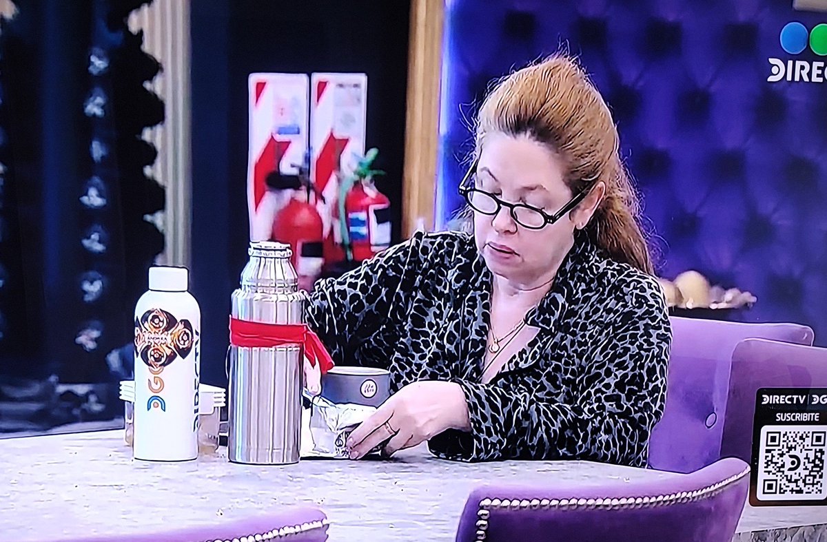 Che_Aniba's tweet photo. La manteca es sin sal?? 🤔🤔 que vieja de mierda, mitomana, falsa, cínica, etc...se puso a gritar, llorar y VICTIMIZARSE cuando le sacaron el "pancito" sin sal, cuando le cambiaron la comida sin sal 🤷 pero se come tres panes con manteca, RIDÍCULA!!, CHORRA!! #GranHermano https://t.co/TCQPTQbV6e