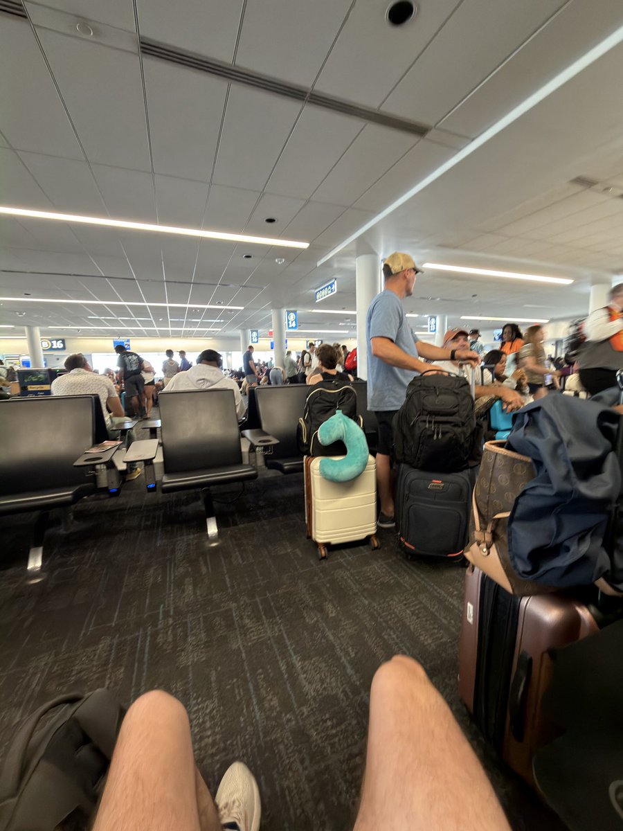 brandon_laroo's tweet photo. Everyone’s first day on earth here at CLT!! #holidaytravel https://t.co/1P0LoVcUfA