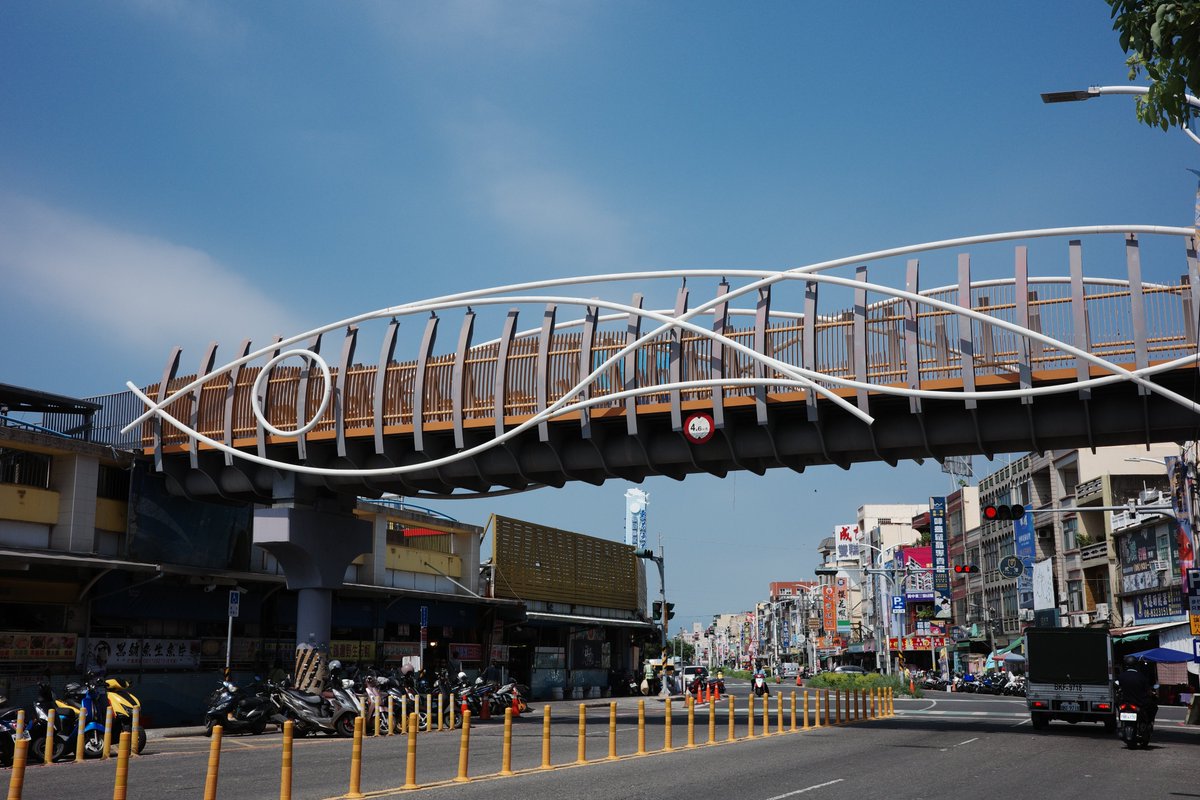 berliner_weisse's tweet photo. 東港の華僑市場。かつて小琉球に住む華僑が買い付けに来ていたことに由来する。誰だその看板。#GRIIIx #GRIII https://t.co/wCpO47b898