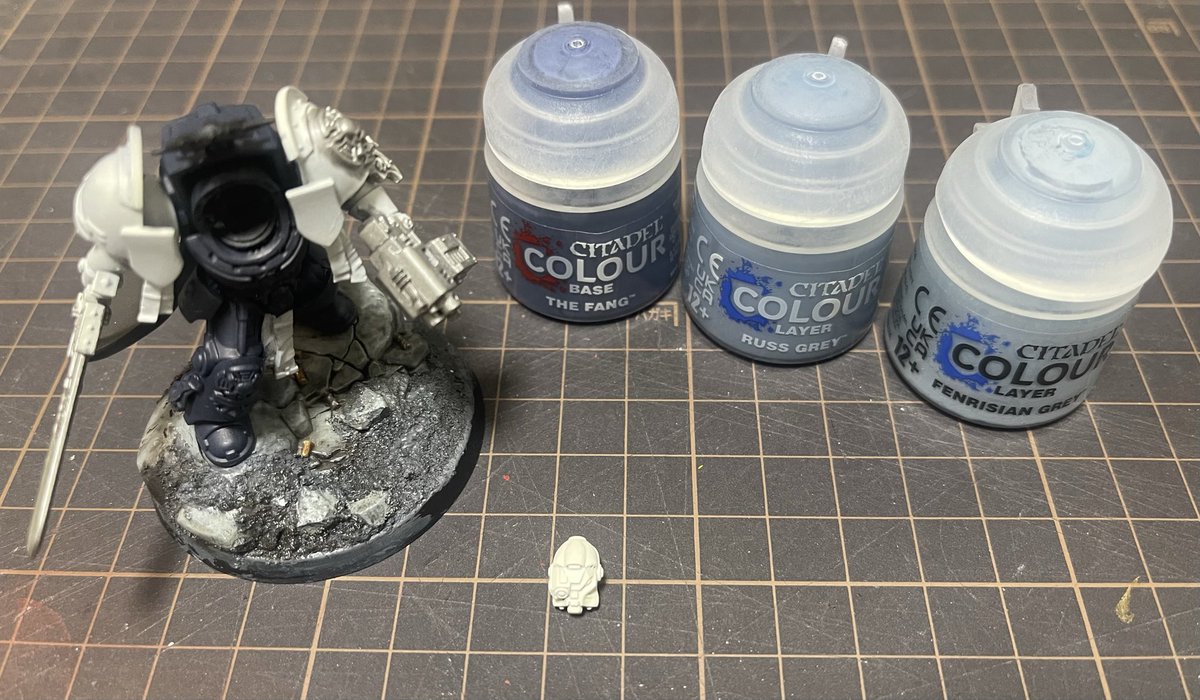 hayoshido's tweet photo. アーマー用に青系カラーを3色買ってきました。キャプテンは輸送のミスでアイアンヘイロー（？）が2箇所も折れててショック。ペイント前だからまだマシですが、しっかり塗装した人は細心の注意をはらっていると想像できます https://t.co/tRaepi1Zuu
