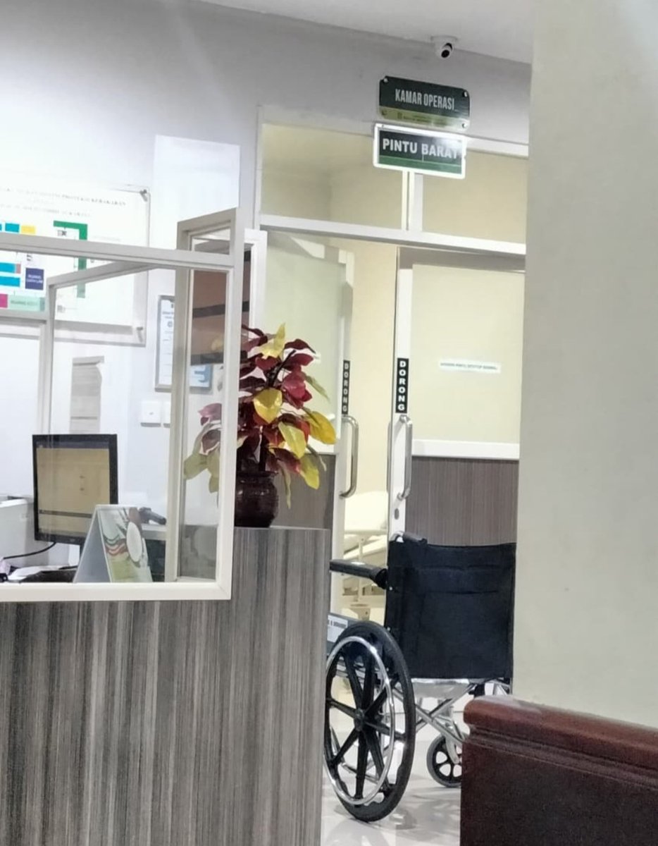 Kiingdire's tweet photo. Halo warga X mohon doa nya buat kakak ku yang sedang di rumah sakitt, beliau ini orang baikk, operasi sudah dilakukan sekarang tinggal pemulihan,🙏🏻🙏🏻 bantu doain ya temen-temen https://t.co/AG64mRl0NI