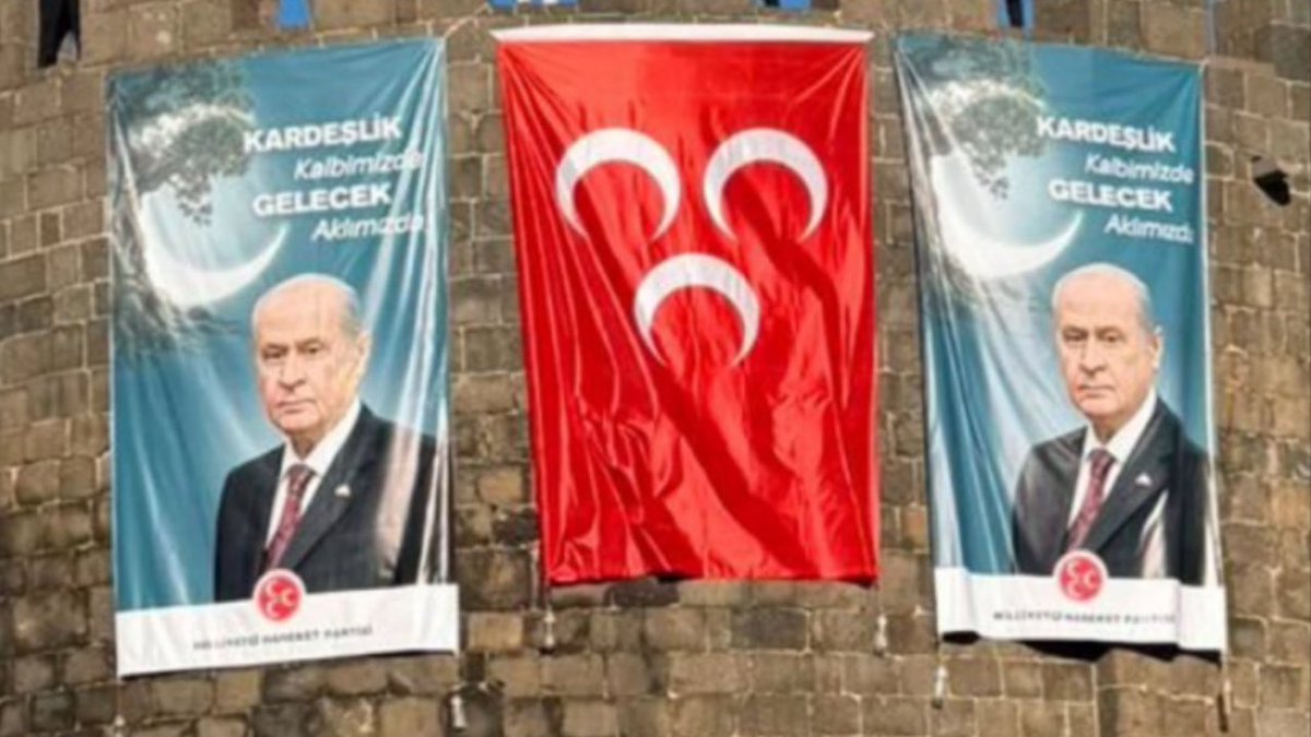 aliseraras33's tweet photo. 1975 yılında Alpaslan Türkeş, Diyarbakıra giremedi. Dönemin yurtsever devrimci Kürdleri buna izin vermedi. Fakat Apocu qeşmerler yüzünden artık ülkücülerin resimleri tarihi surlara asılıyor.
Bunlar elbet tarih önünde hesap verecekler! https://t.co/9Op6GKVbXX