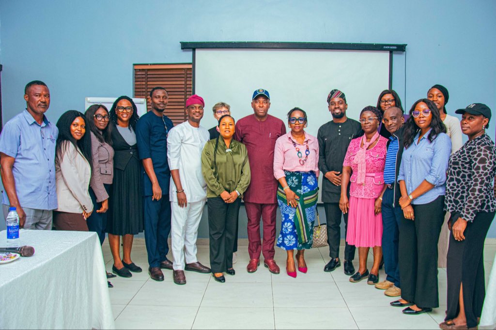 RethinkingCI's tweet photo. Following our recent waste segregation and recycling training and community survey in Ojokoro, Rethinking Cities Initiative, in partnership with @hbsNigeria , convened key stakeholders yesterday to present the Zero Waste Community Report.
#RethinkingCities #ZeroWaste #UrbanFarming #Lagos