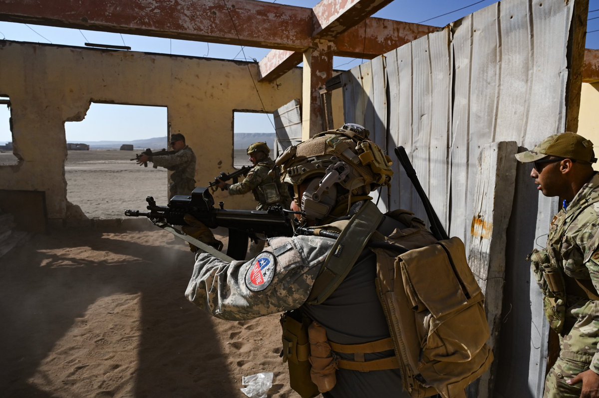 FACh_Chile's tweet photo. En #Salitre2026, la interoperabilidad también se entrena en tierra.

La Infantería de Aviación #FACH y la Security Forces #USAF desarrollaron un entrenamiento de fortalecimiento de la Protección de la Fuerza bajo estándares OTAN con apoyo de vehículos mecanizados YPR-765 y M113. https://t.co/GfgXrwWMPs