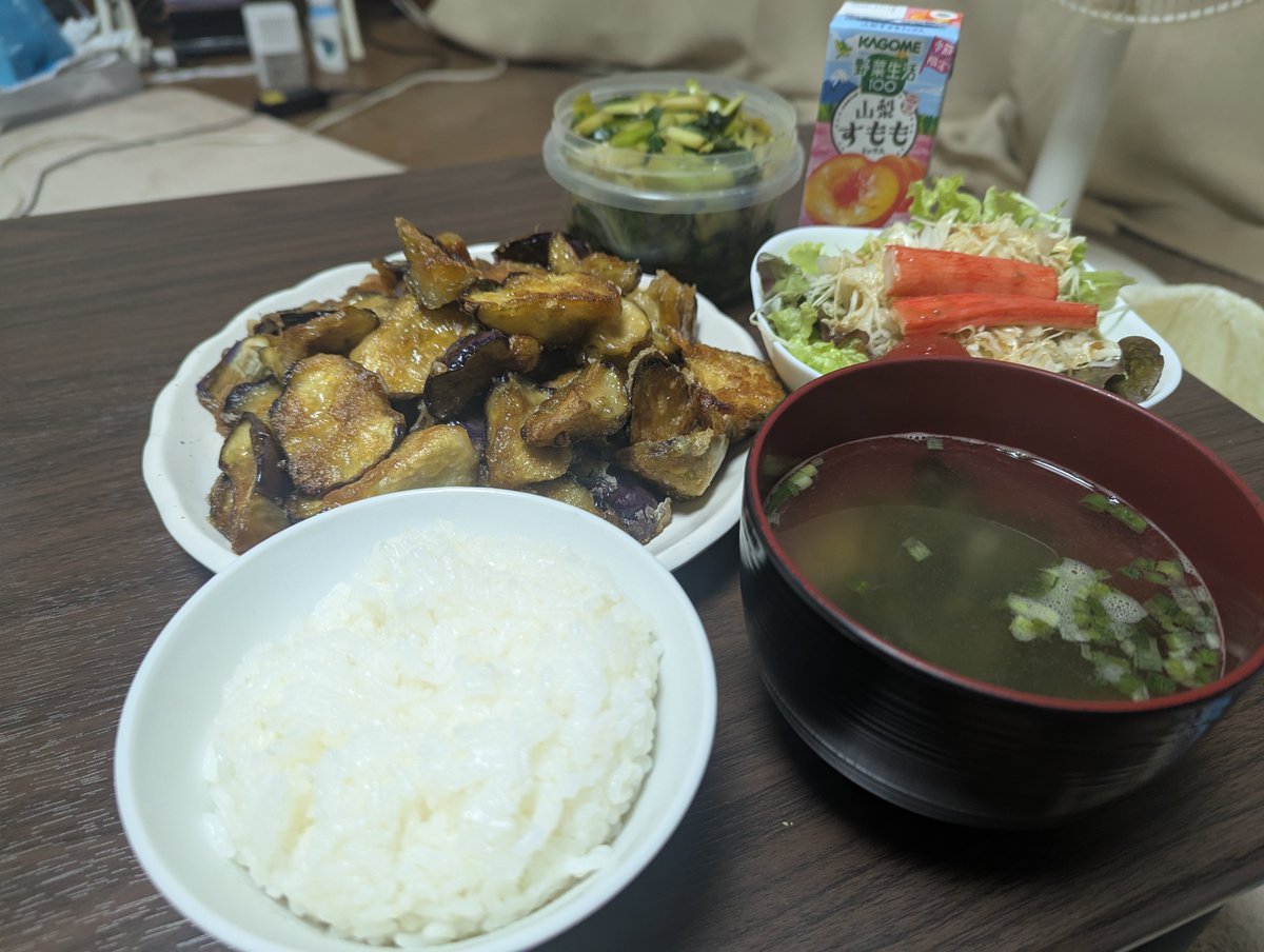 tefosich's tweet photo. 本日の夕食。
YouTube見てましたら「ナスのから揚げ」なるものがあり、ナスが食べたかったので作ってみました。
美味しかったです✌️
トマト成分が少ないので、カゴメ野菜生活を添えて（笑）
#西友code831
#待ってろ西友
#カゴメC2機関 https://t.co/lg1ielc5wW
