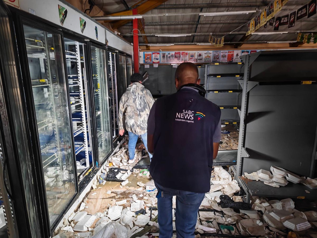 SixoGcilishe's tweet photo. The ANC and Government issued media statements yesterday commending and appreciating “peaceful protests” by March and March, meaning while shops were looted and people violated. https://t.co/Aw6FdYj3ie