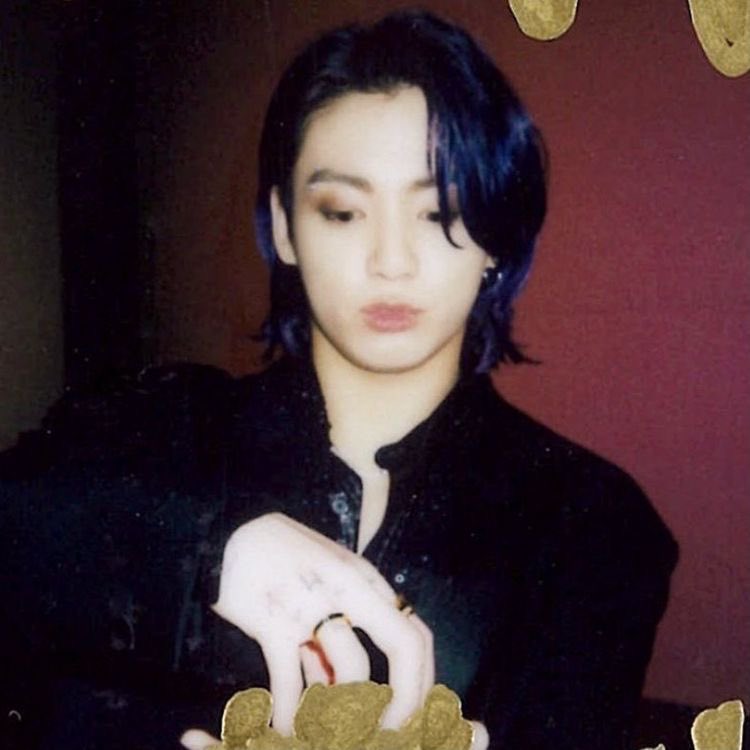 btspop613's tweet photo. type of photos you keep in your locket when you go to war https://t.co/u4HrsIPAod