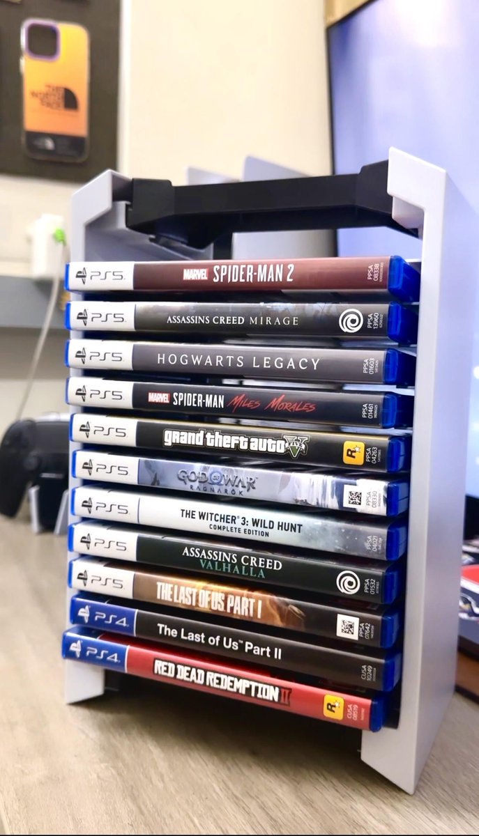 michaelpcmaster's tweet photo. SE ACABÓ! Primero nos quitaron los libritos, los manuales de los juegos, luego nos quitaron el disco y ahora nos quitaron todo. 

Sí, SONY anuncia que a partir del 2028, todos los juegos nuevos que salgan para sus consolas serán ediciones digitales

Tiene sentido? Quizá, pues cada vez las ediciones digitales vendían más que las físicas, pero preocupa que ya no tenemos nada, nada nos pertenece, no hay conservación de archivos propios, no hay intercambio de discos con amigos, no hay reventa, no hay colección, no hay librito, no hay disco, no hay nada...

Pagamos por una licencia que no nos pertenece, por un permiso que nos puede ser arrebatado y no podemos hacer absolutamente nada si eso ocurre

El fin de una era, atesoren los juegos físicos que tienen, pues ya pasan a ser piezas de museo...