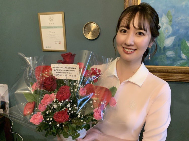 funrun279's tweet photo. #相場詩織 さん
#しおりごと
#50

相場詩織さん一日店長 in BAILEY BOOKS📚

しおりごとリスナーさんには、ぜひぜひ気軽に参加してほしい超神イベントですよー📚

過去2回参加してますが、相場店長との心の距離感が近く作品への敬意込められた丁寧な接客と、素敵な読書ライフが送れるお勧め本をご紹介頂き大満足✨

相場店長のおかげで普段は読まないジャンル・作家さん作品との出会いを繋いで頂き、新たな学び・気づきが得られ、本がますます大好きになりました☺️

その場にいるからこそ聴ける興味深いエピソードや、読書が人生を豊かにすることを心の琴線に触れる言葉で語られたトークショーも至福のひとときでした✨

しおりごとリスナーの皆さんと一緒に、誰もが笑顔になる素敵な空間・幸せな時間を共有できること楽しみにしています📚

「嬉しい“におわせ”」なんだろう🤔
楽しみにしています！！！