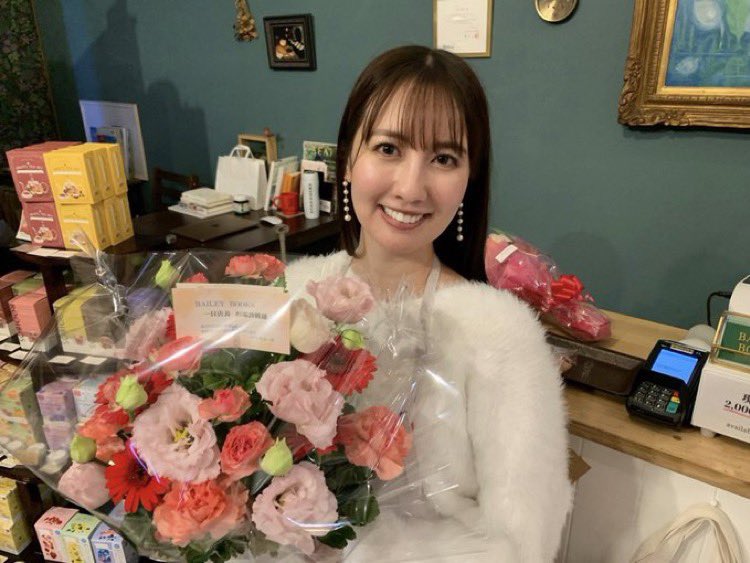 funrun279's tweet photo. #相場詩織 さん
#しおりごと
#50

相場詩織さん一日店長 in BAILEY BOOKS📚

しおりごとリスナーさんには、ぜひぜひ気軽に参加してほしい超神イベントですよー📚

過去2回参加してますが、相場店長との心の距離感が近く作品への敬意込められた丁寧な接客と、素敵な読書ライフが送れるお勧め本をご紹介頂き大満足✨

相場店長のおかげで普段は読まないジャンル・作家さん作品との出会いを繋いで頂き、新たな学び・気づきが得られ、本がますます大好きになりました☺️

その場にいるからこそ聴ける興味深いエピソードや、読書が人生を豊かにすることを心の琴線に触れる言葉で語られたトークショーも至福のひとときでした✨

しおりごとリスナーの皆さんと一緒に、誰もが笑顔になる素敵な空間・幸せな時間を共有できること楽しみにしています📚

「嬉しい“におわせ”」なんだろう🤔
楽しみにしています！！！