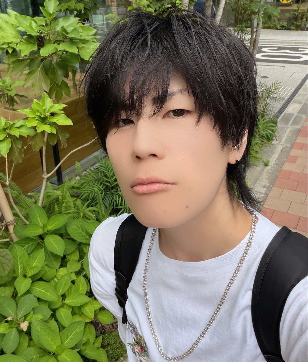 3110_des's tweet photo. 2026.07.01🎂
いやーーー先週はOttoさんのツアー参戦から始まり、キリンさんラジオ、仁＆呀龍お誕生日イベ、ウィズプラスカフェと怒涛の走り抜けでてんやofわんや（会いに来てくれた方々ホンマありがとうございます！！！リプ返はまた時間でき次第追って予定✊）だったんですが、

なにやら気が付けば本日秋葉原男装歴、皆様に支えられて15周年。でございました。
16年目もよろしゅうおたのもうします👏

大阪時代を全く換算してないんで歴だけで言うとホンマはもっと長いんですが、いつまでもフレッシュヅラさしてもらうためにもこの計算方法で行きます。笑

今日は諸々の合間を縫って毛を切るなどしました。
眩しかったので眩しそうな顔をしていますね。

あとyoutubeに使う素材買いにいったついでに絶妙におもろい気持ちになった跡部のシールを買うなどもしました。（※E気持ではない。）（※そしてこれは別にyoutubeとは関係ない。）

#男装　#誕生日　（？）