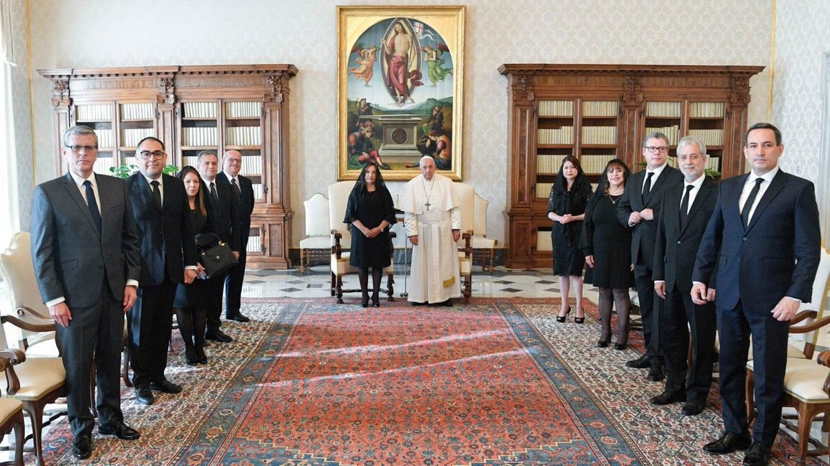 cviguria's tweet photo. DE DINA A BALCÁZAR
propósito de mi tuit sobre movidas y designaciones en entidades del Estado que pasan caletas, aquí va otra.  Hoy en El Peruano, se designó a Enrique Vilchez como gerente general de CENFOTUR, como cargo de confianza.  
Se trata del hombre de confianza de la vacada expresidenta Dina Boluarte. Estuvo con Boluarte en Palacio donde fue su secretario general. Ha estado vinculado al hermanísimo Nicanor Boluarte. Fue también uno de los usuales acompañantes de Boluarte a viajes al extranjero, incluído Vaticano.