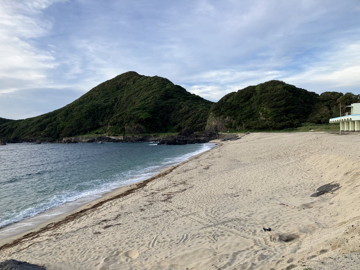 stiphodon's tweet photo. 屋久島に来て3か月過ぎたが、まだウミガメを見ていないことに気付き、日没前に一湊の海水浴場へ。新鮮な上陸跡はたくさんあり、監視員の方と話しながら22:30まで粘ったが、結局カメは上陸せず。近々リベンジに行きます。
#ウミガメ #産卵 #屋久島 #一湊 https://t.co/26LwWdNXQQ