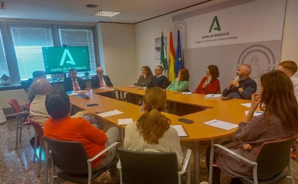 IAAPJunta's tweet photo. 🤝 Málaga ha sido el lugar para la reunión del grupo focal de 11 personas del rol soporte o apoyo de la Administración andaluza, que han revisado el mapa de competencias genéricas del personal de la @AndaluciaJunta. https://t.co/SM1n8qQ6Xg