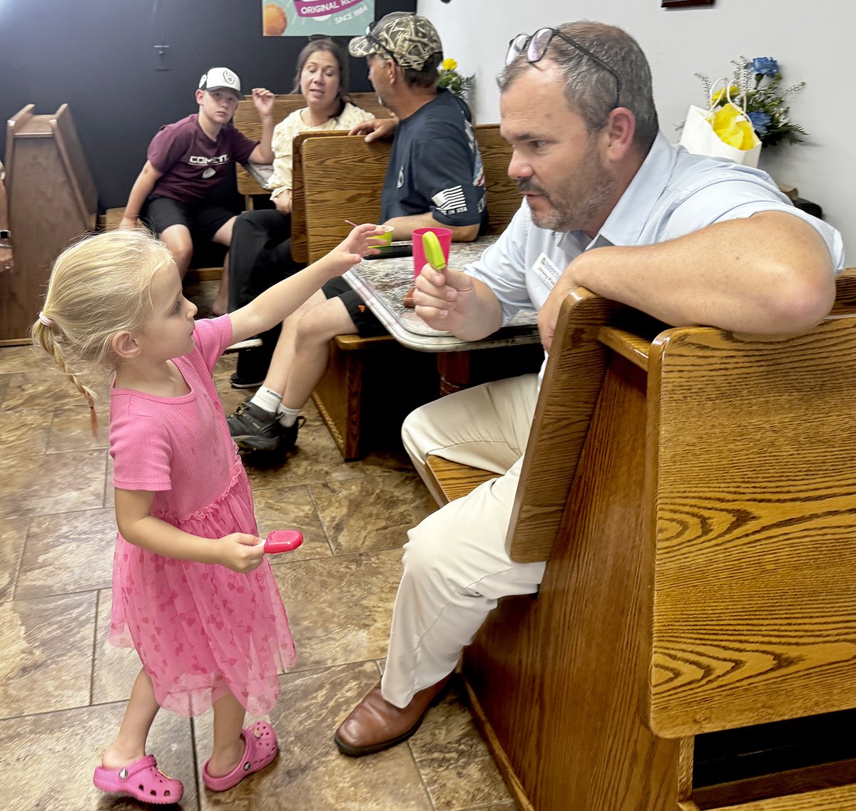 swtc's tweet photo. 𝐌𝐚𝐤𝐢𝐧𝐠 𝐍𝐞𝐰 𝐅𝐫𝐢𝐞𝐧𝐝𝐬
Thank you to everyone who joined us at Scoops in Fennimore yesterday to meet our new president, Dr. Jeremy Pickard. He and his wife, Renea, really enjoyed meeting everyone, and the ice cream was delicious!

#SWTCProud https://t.co/0vkEAVQH06
