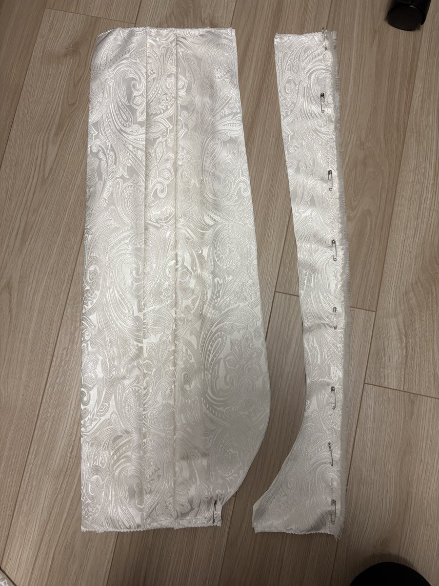 volde1231's tweet photo. #たくさん作る製作記録
「 月天(original) 」編 ①-1袴

プリーツを付ける所までは袴のパターンで。
その後、画2のようにざっくり仮止め→試着→絞って仮止め→余分を裁断。
本縫いして画4になりました！

此度は腰回りをすっきりさせたいので、横脇のファスナーで留めるタイプにしています。 https://t.co/87766QnY1i